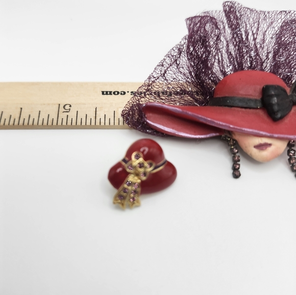 Member of the red hat lady society? Or do you enjoy hats? Gold tone & artisan - Picture 2 of 6